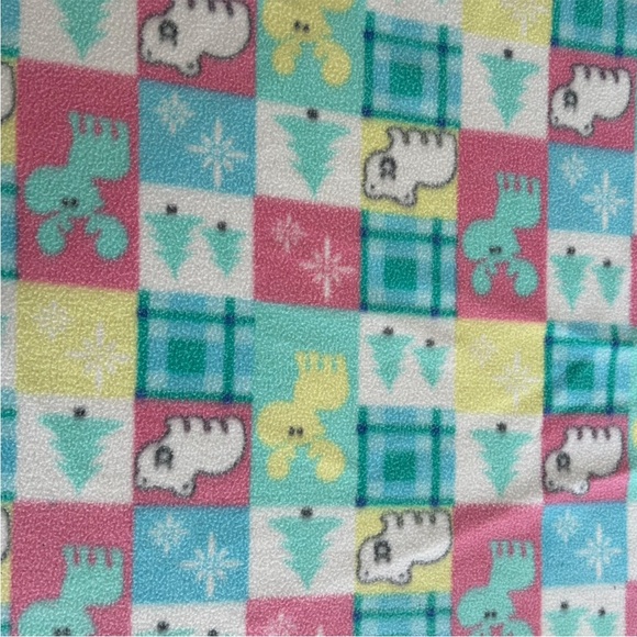 Vintage Colourful and Cozy Fleece Winter Print Baby Blanket in Pastel Shades - Picture 3 of 8
